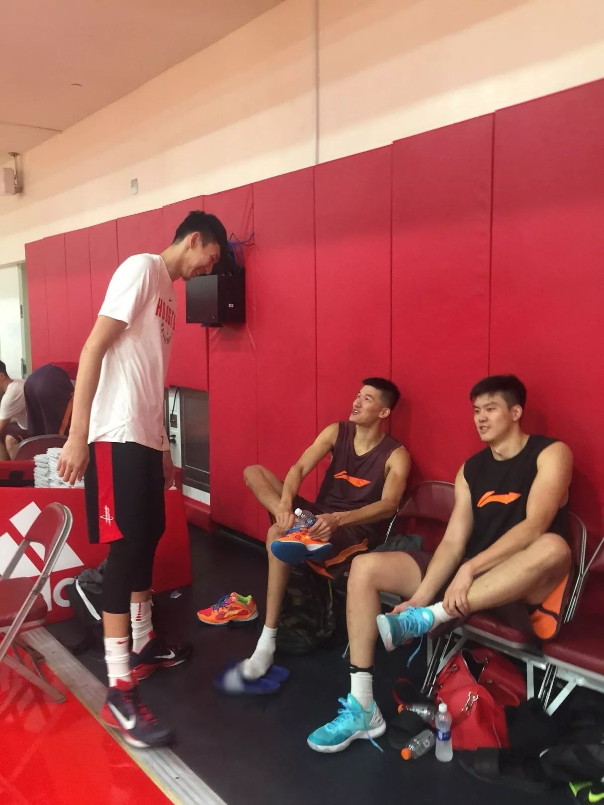 包含托特纳姆发布备战花絮，冲刺阶段豪取连胜，CBA季后赛任务艰巨，更衣室氛围转暖的词条